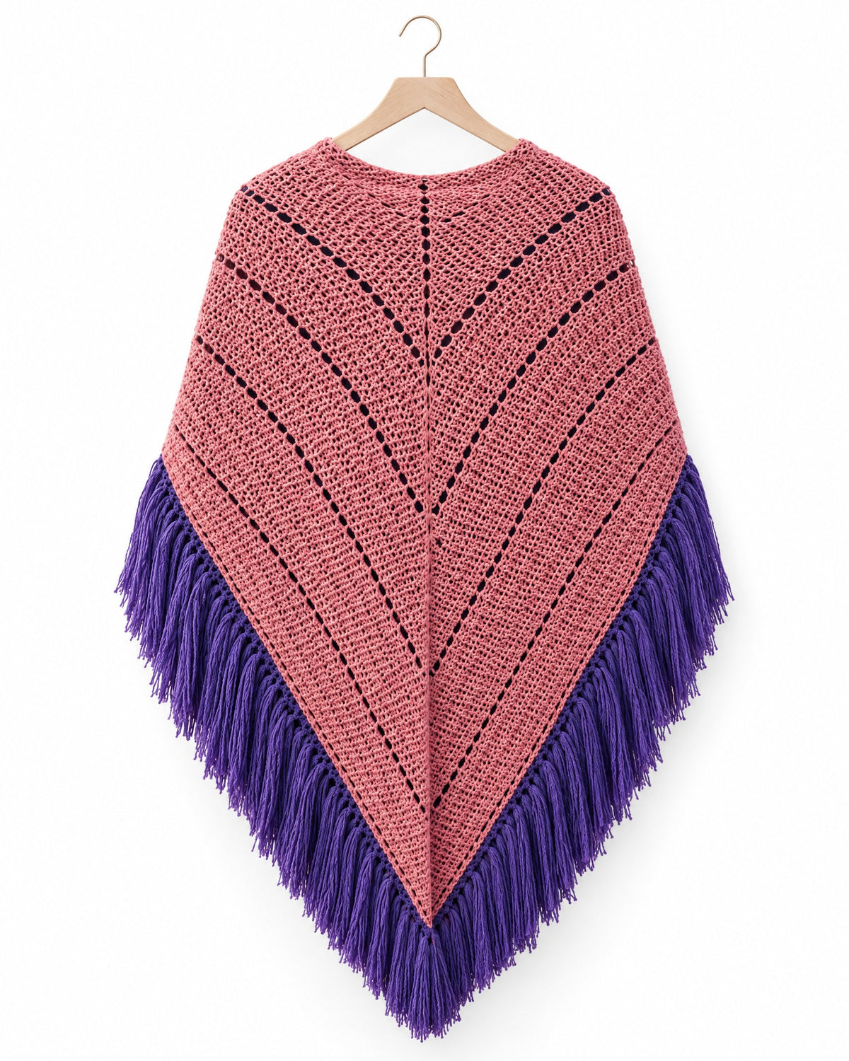 Odette Shawl appeso a una gruccia: scialle triangolare all'uncinetto rosa antico con frange viola