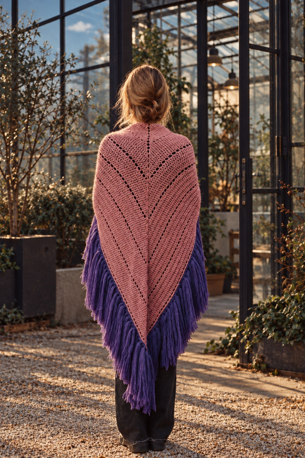 Odette Shawl indossato, visto da dietro