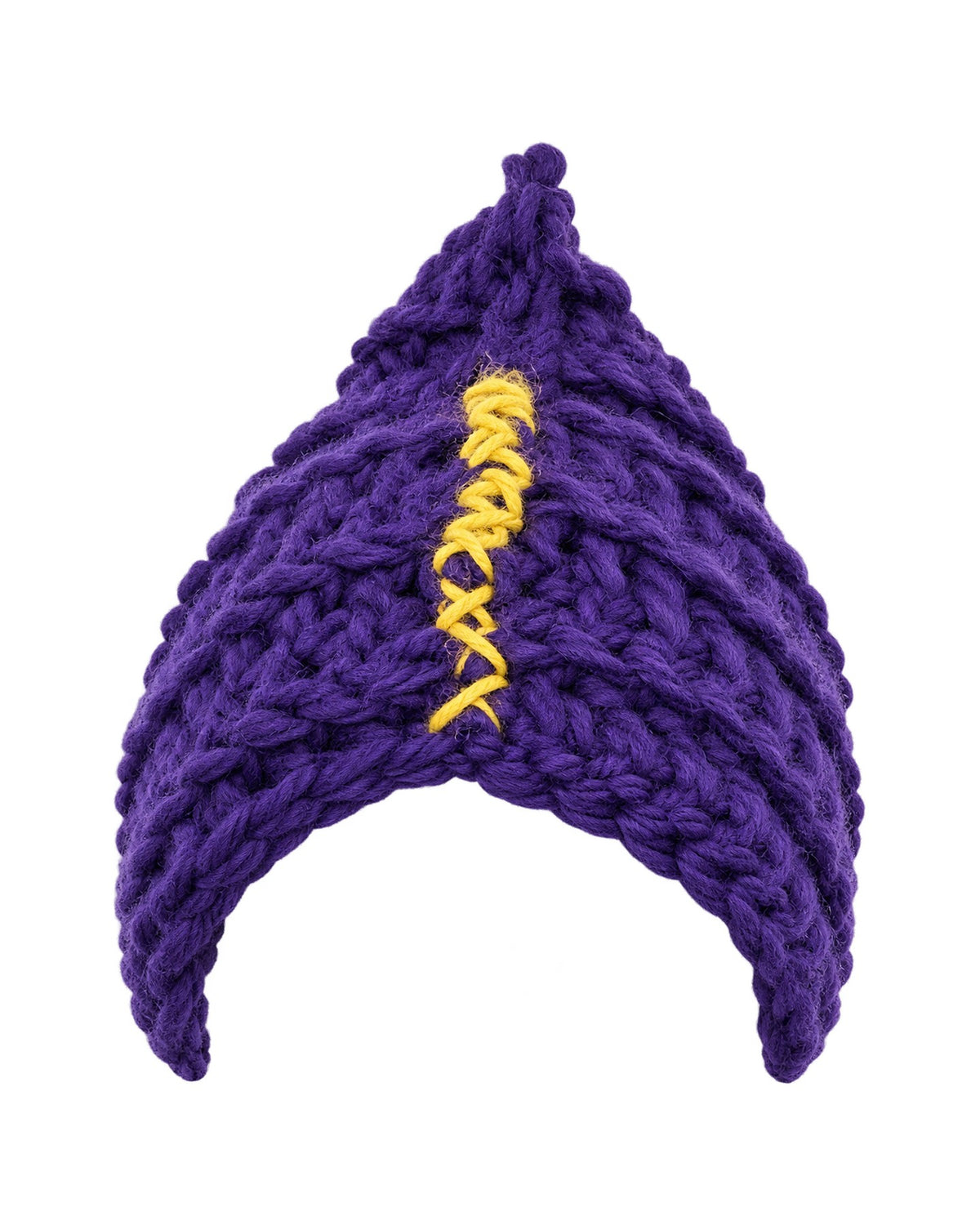 Kitri Cap, berretto a bustina all'uncinetto viola con cucitura decorativa gialla, su fondo bianco