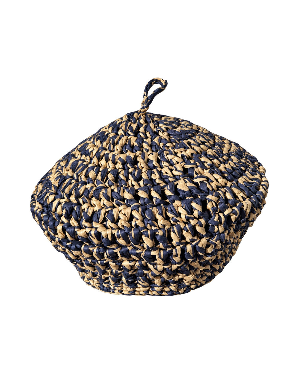 Odile Beret, basco all'uncinetto in rafia blu e beige con piccolo anello in cima, su fondo bianco